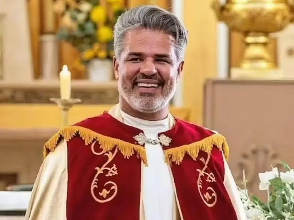 Padre é afastado após vazamento de fotos íntimas com outros homens