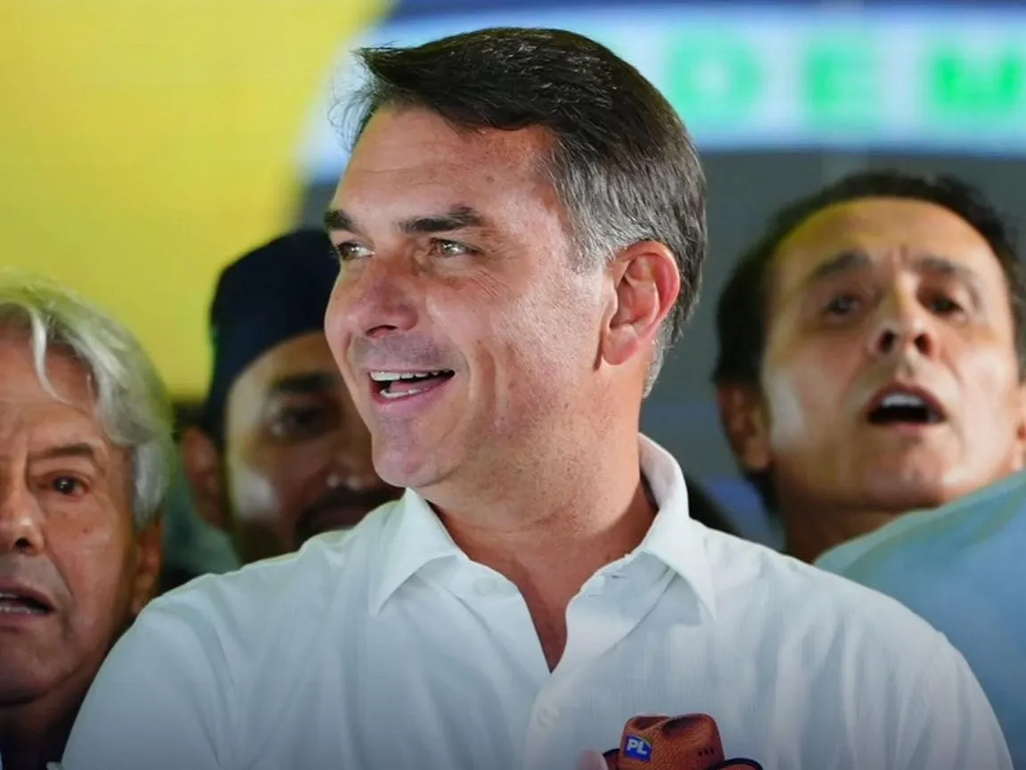 Podemos oficializa apoio a Flávio Bolsonaro no segundo turno das eleições