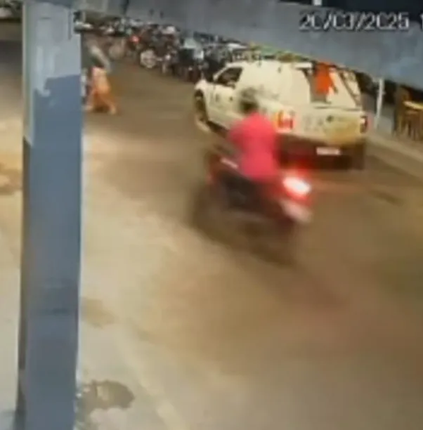 Motociclista desvia e evita atropelamento de crianças em Guanambi