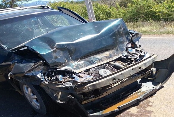 Livramento: Automóvel colide com caçamba na BA-152