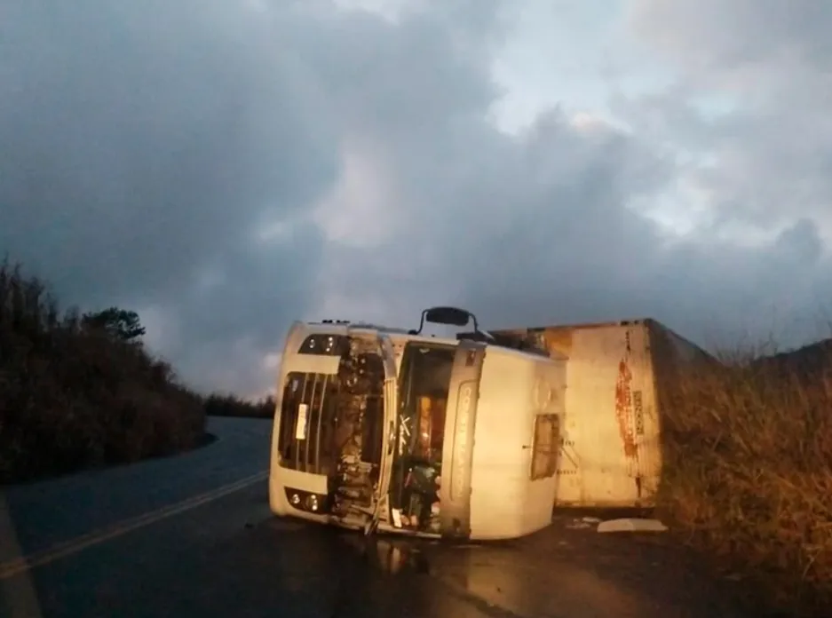 Caminhão tomba na Serra do Marçal em Vitória da Conquista