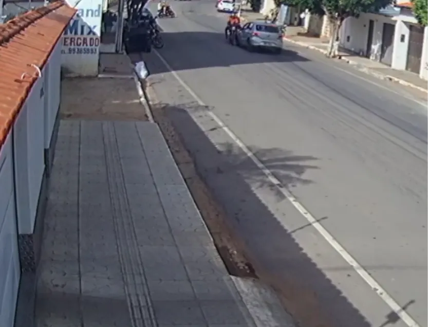 Motociclista quebra perna ao colidir contra carro em Livramento