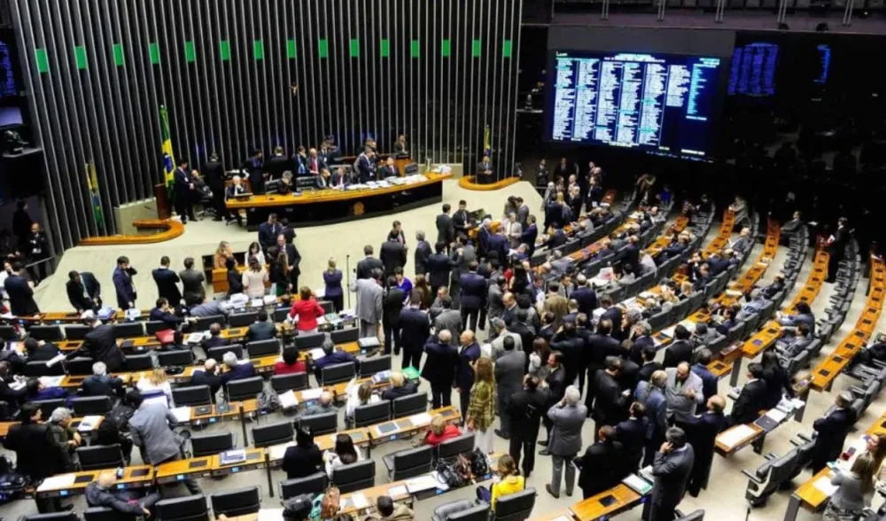 Câmara aprova urgência para projeto de proteção a crianças na internet