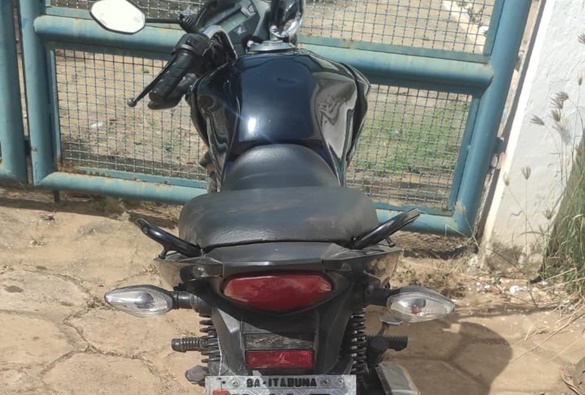 Homem é flagrado pilotando sem capacete em Livramento