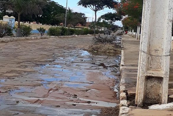 Cidade de Rio de Contas: esgoto rompe em avenida da cidade e causa transtornos a moradores
