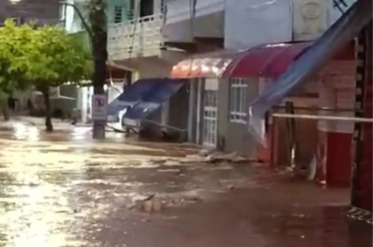 Forte chuva provoca enxurradas e invade comércios em Macaúbas