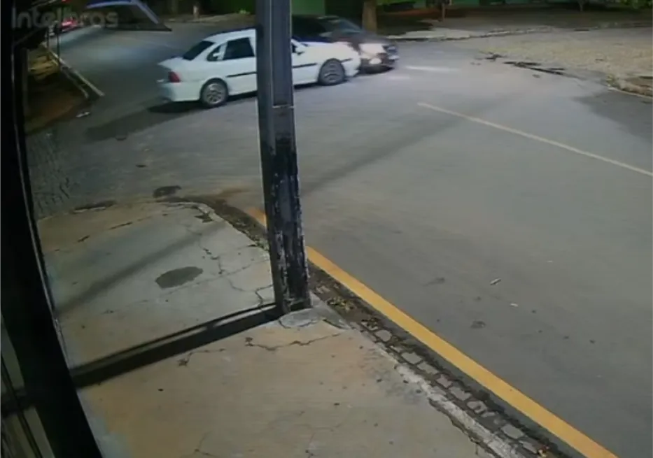 Forte colisão entre carros é registrada em cruzamento movimentado de Livramento