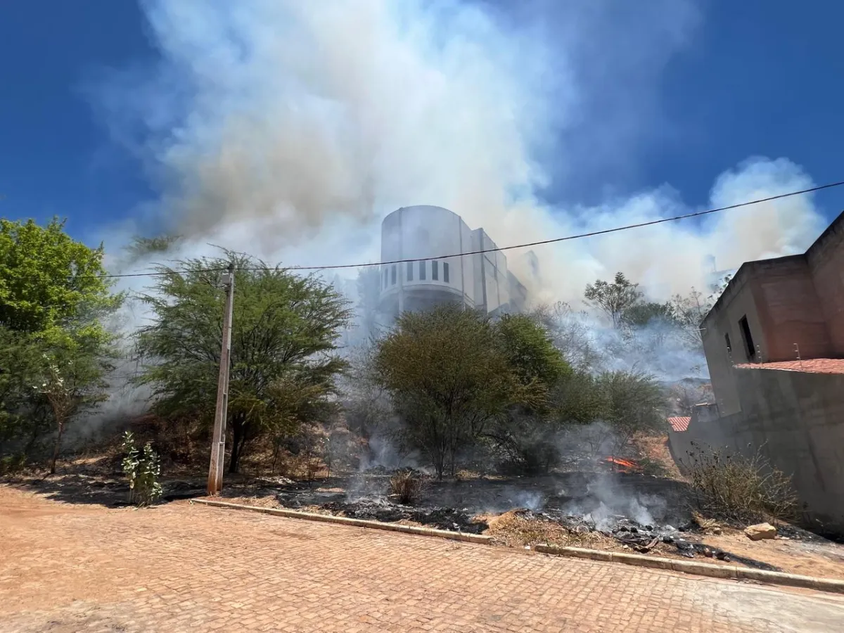 Incêndio atinge vegetação aos fundos da Câmara de Vereadores de Livramento