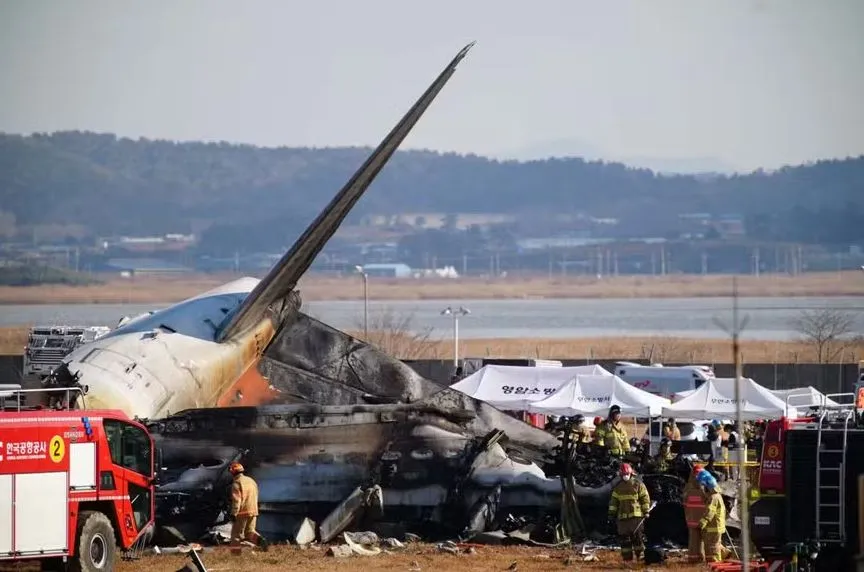 Avião sai da pista, explode e deixa 179 passageiros mortos na Coreia do Sul
