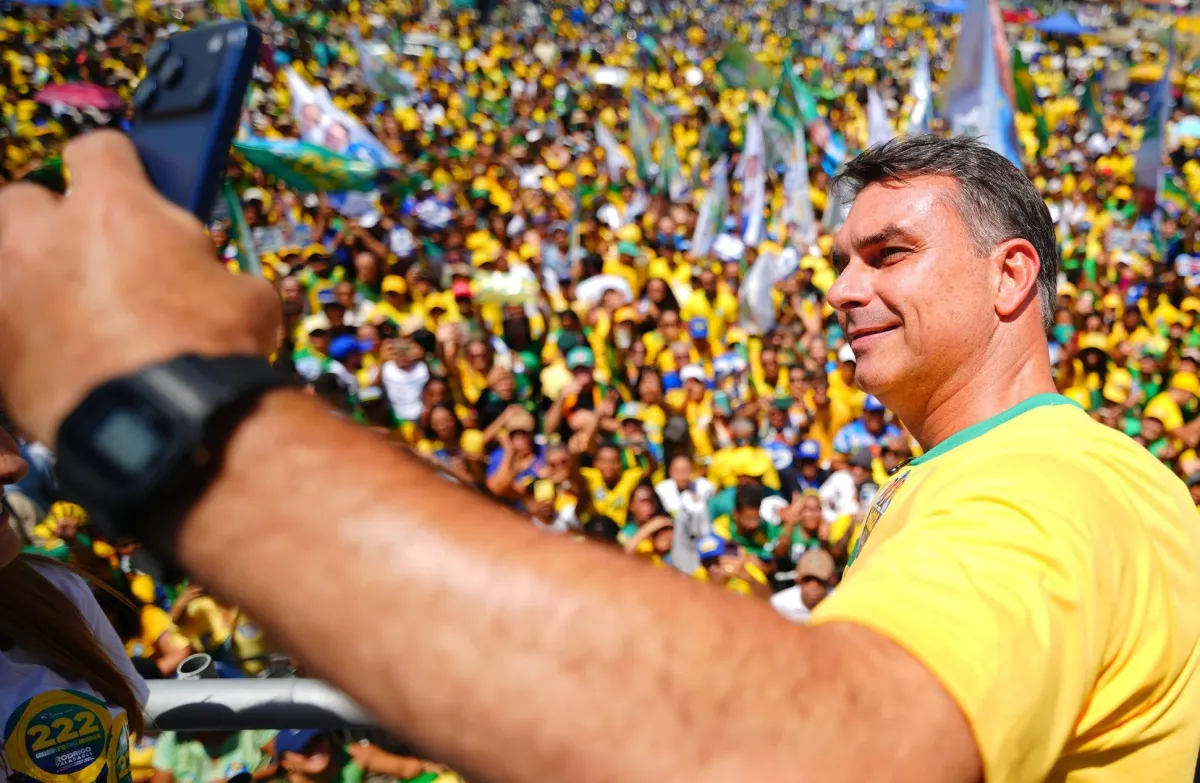 Contrariando as pesquisas, Flávio Bolsonaro vai disputar 2º turno com vantagem numérica sobre Lula