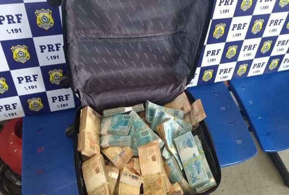 Dupla é presa transportando mais de R$ 300 mil sem comprovação lícita 