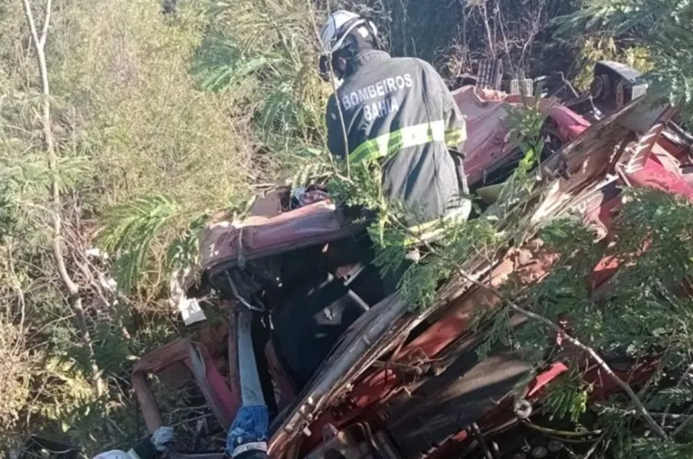 Caminhão tomba em Guanambi e deixa criança em estado grave