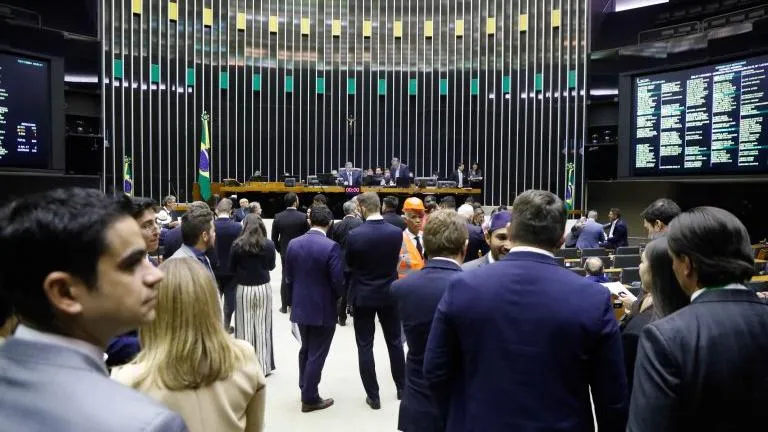 PEC sobre escala 6x1 já pode tramitar na Câmara dos Deputados