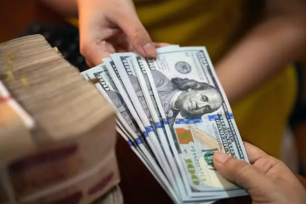 Dólar fecha em baixa após conversa entre Lula e Trump