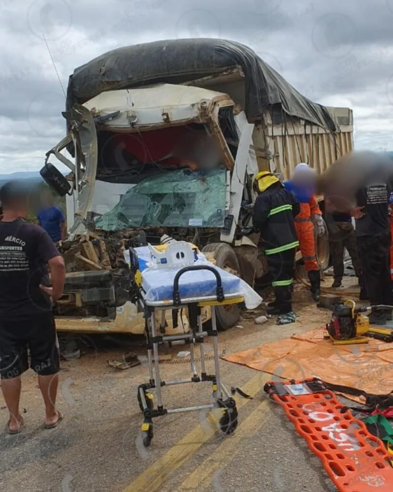Grave acidente no Anel Rodoviário de Vitória da Conquista deixa motorista preso nas ferragens