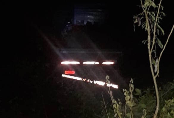 Livramento: Caminhão com placas de Dom Basílio tomba na Serra das Almas e motorista sai ileso