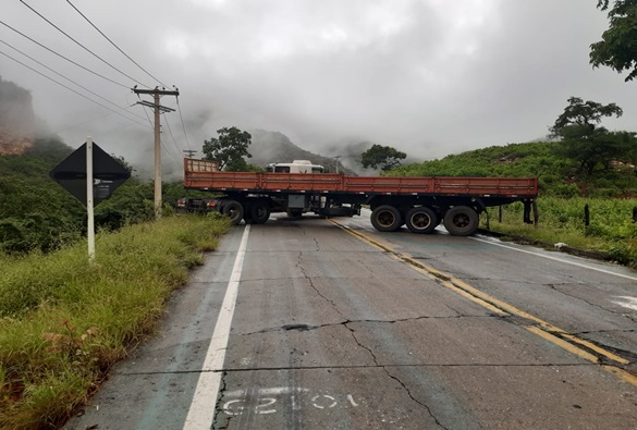 Carreta fica atravessada na serra das Almas e paralisa o trânsito
