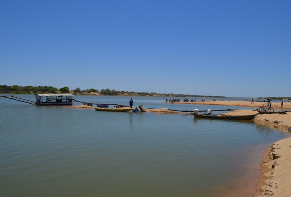 Lapa: Sem sinalização, local do rio São Francisco onde draga retira areia oferece riscos a banhistas