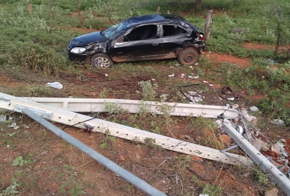 Carro capota após se chocar com poste de rede elétrica na BA-148
