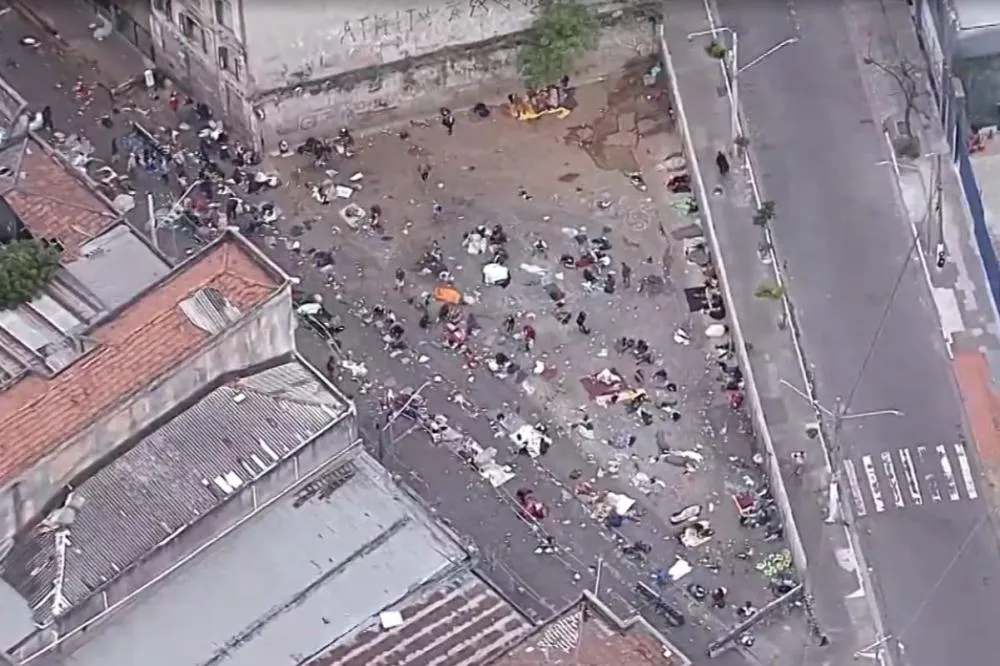 Prefeitura de São Paulo constrói muro e isola a Cracolândia