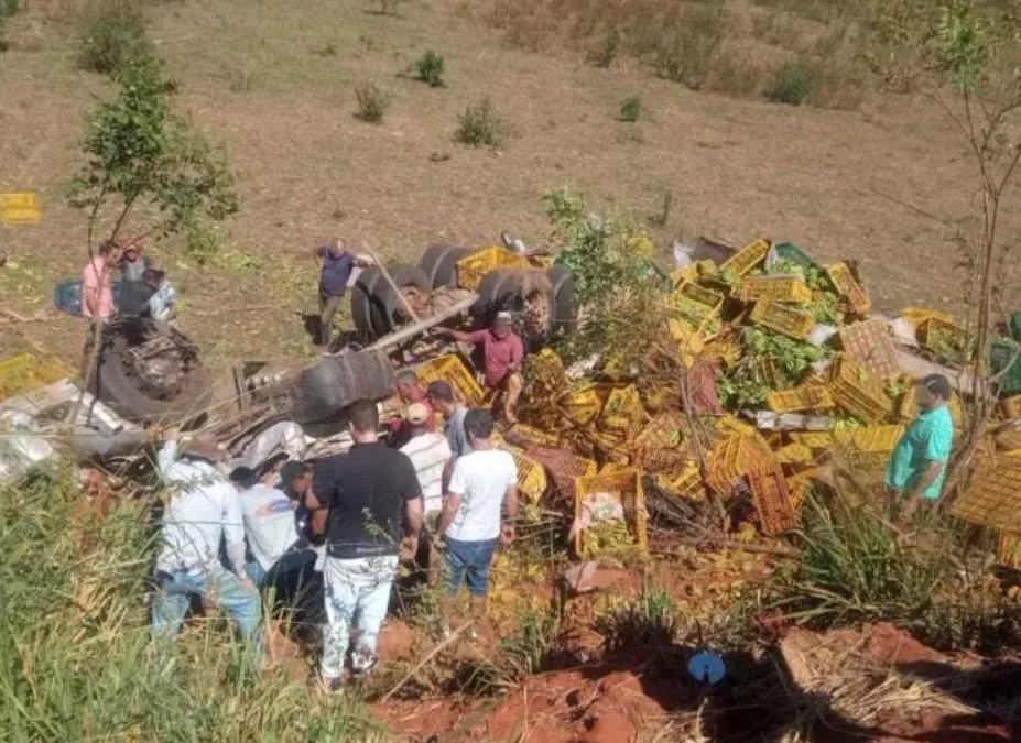 Motorista fica preso às ferragens após caminhão tombar em Caetité