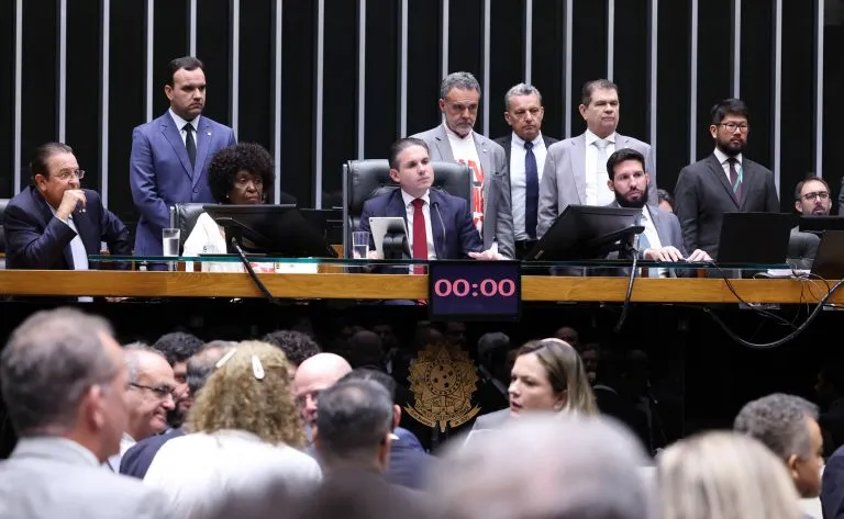 Câmara aprova fim da escala 6x1 e redução da jornada para 40 horas semanais