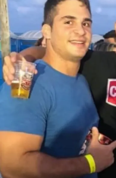 Homem que deu 60 socos na namorada denuncia tortura na cadeia