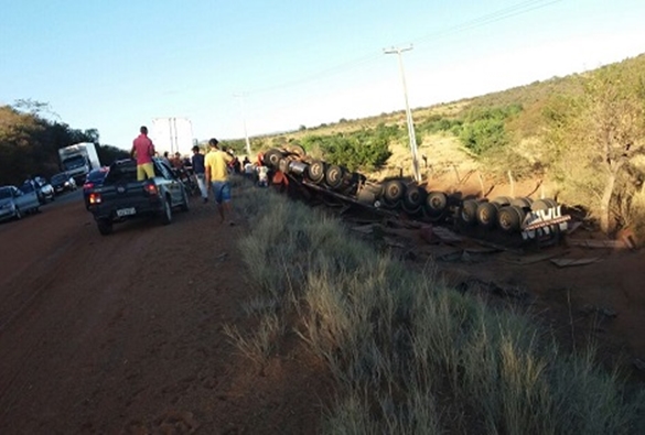 Livramento: Carreta carregada de ração tomba na BA-152; motorista fica preso às ferragens