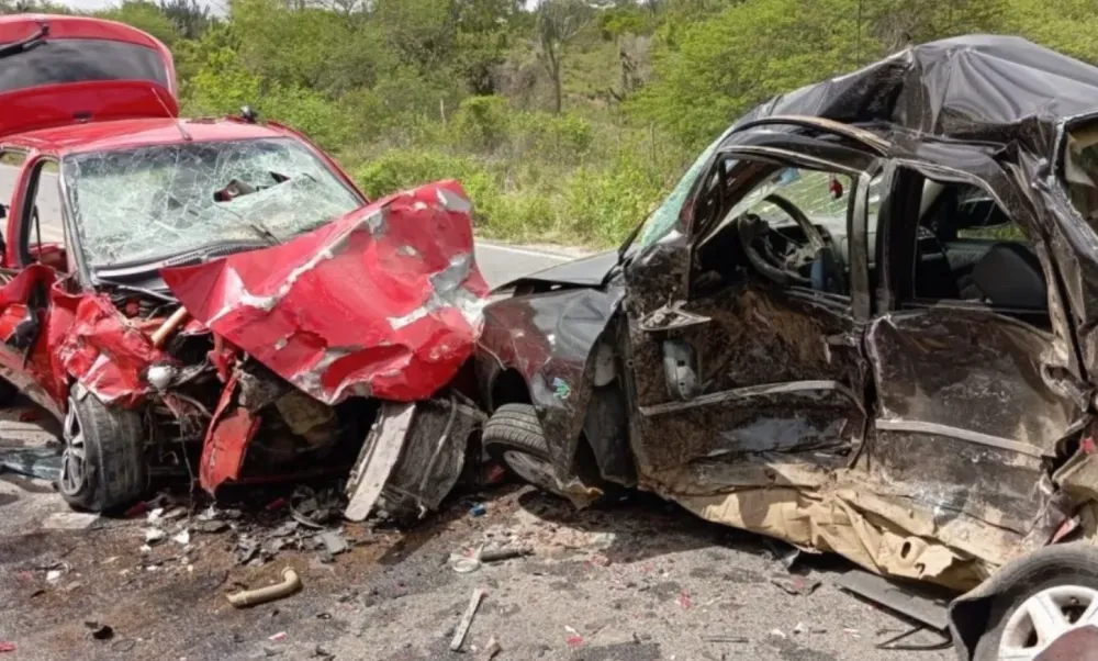 Tio e sobrinho morrem após colidirem carro um contra o outro na Bahia