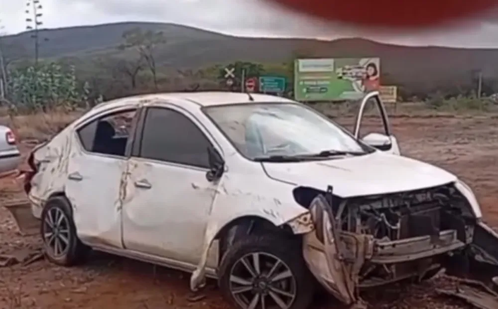 Carro capota na rotatória de acesso a Brumado
