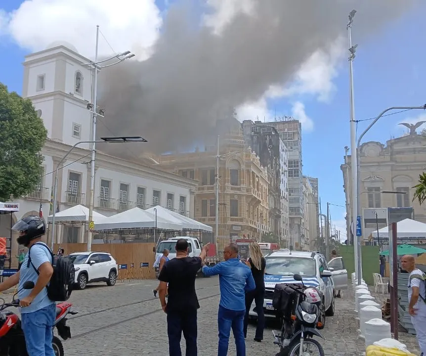 Incêndio atinge Câmara Municipal de Salvador e mobiliza equipes de emergência