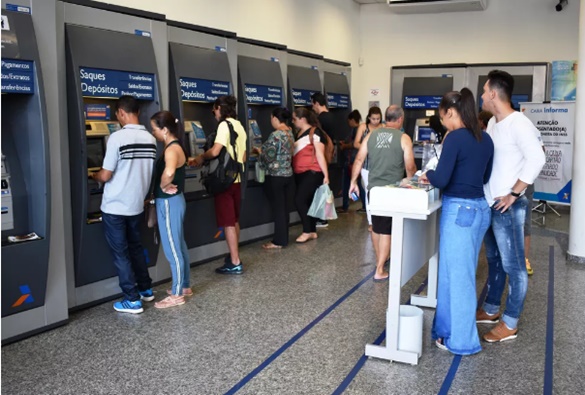 Nascidos em abril podem sacar até R$ 1.000 a partir desta quarta