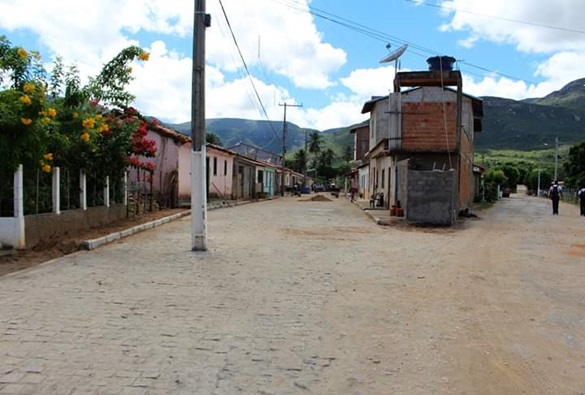 Prefeitura de Livramento pavimenta via pública em Rua do Areião e poste fica no meio da rua 