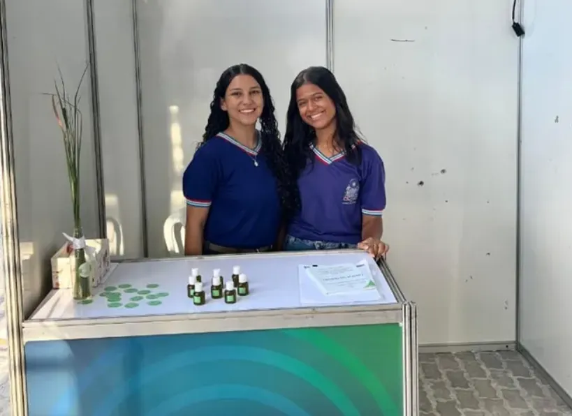 Estudantes de Candiba desenvolvem óleo calmante à base de Capim-Santo