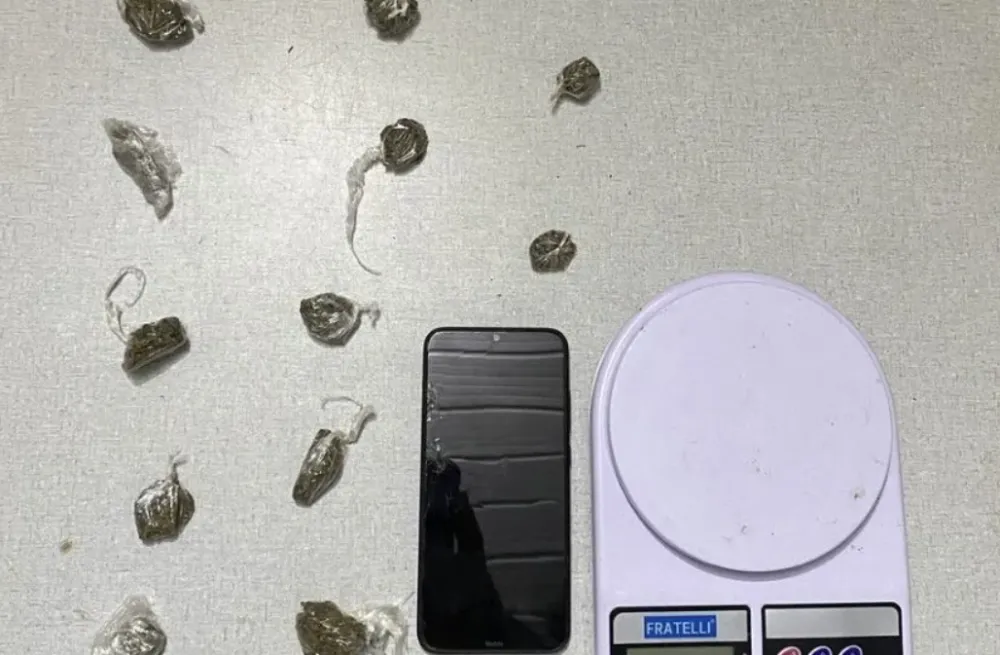 Polícia Militar prende suspeito de tráfico de drogas em Macaúbas