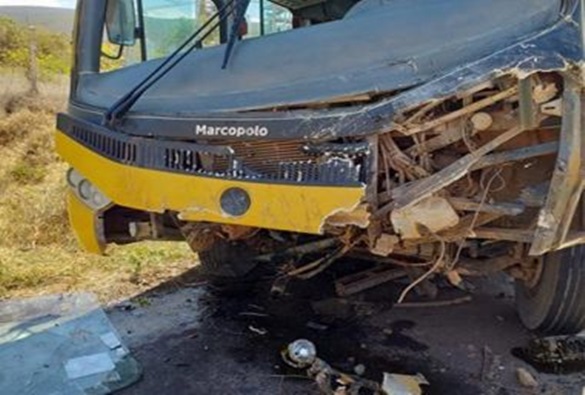 Carro colide com ônibus que transportava alunos para o Enem na BA-142