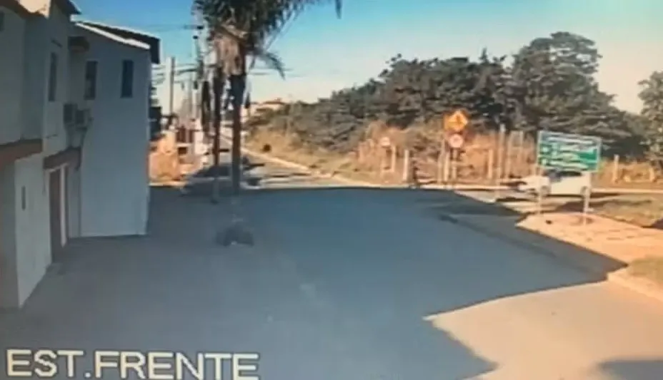 Motorista desobedece placa ‘pare’ e atinge motociclista que morre em Conquista