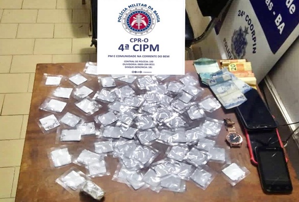 Mulheres são presas após enviar drogas para a delegacia   
