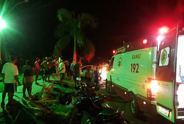 Homem fica ferido após carro colidir em árvore 