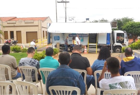 Livramento recebe atendimento de caminhão do “TRE em todo lugar”