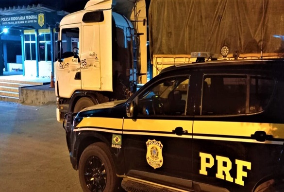  Carreta com 45 toneladas de soja com nota fiscal fraudada é apreendida pela PRF na BR-242 em Seabra