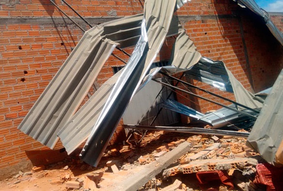 Fortes rajadas de vento causam estrago em Dom Basílio