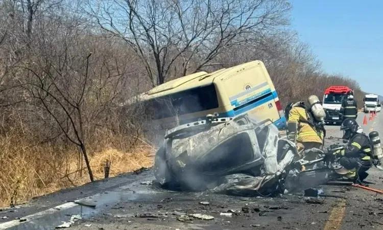 Motorista morre carbonizado após carro bater em ônibus e pegar fogo na BR-430
