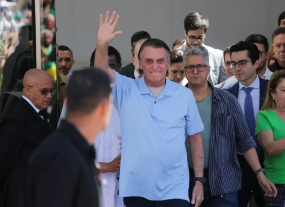 Jair Bolsonaro recebe alta médica em Brasília
