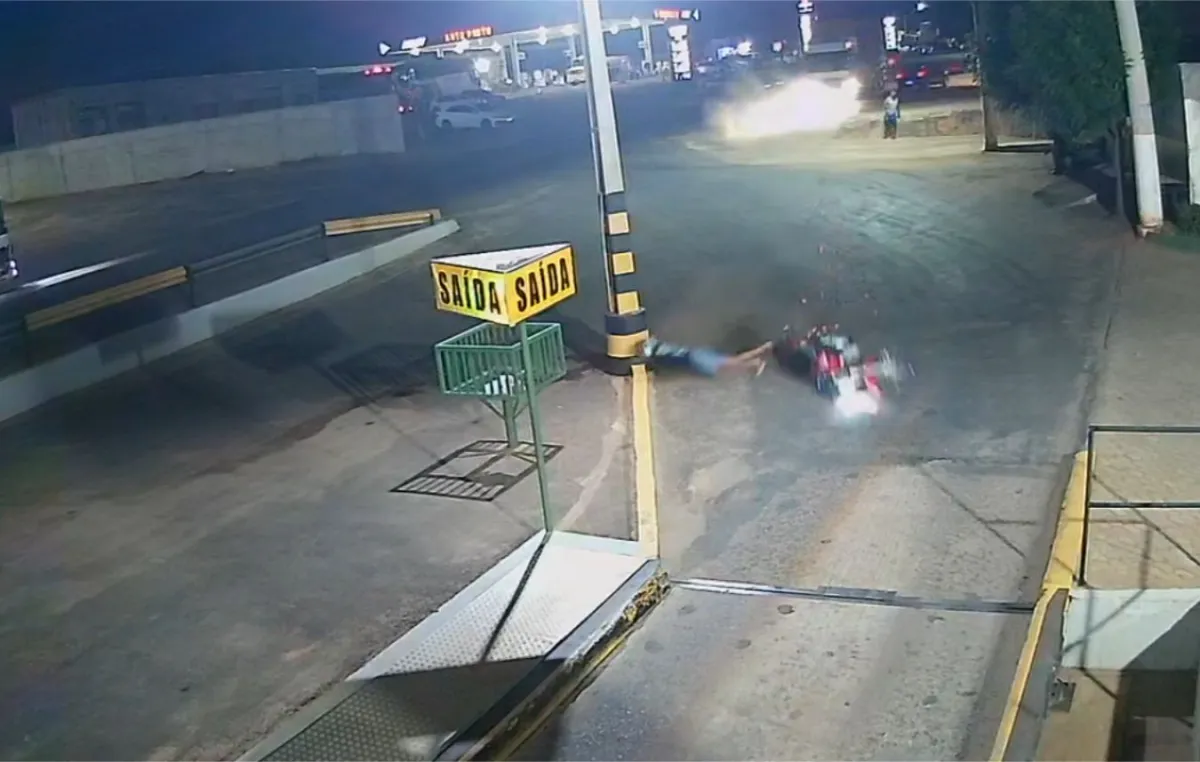 Livramento: Motociclista perde o controle da direção e vai parar dentro de balança de pesagem no bairro Piçarrão