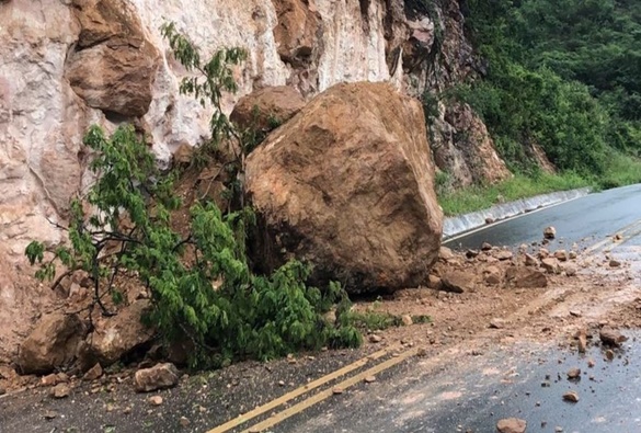 Rocha se desprende de 'paredão' após chuva e prefeitura alerta motoristas sobre risco de mais deslizamentos
