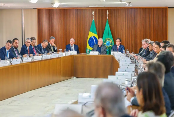 Governador Jerônimo Rodrigues participa de reunião e caminhada em favor da democracia