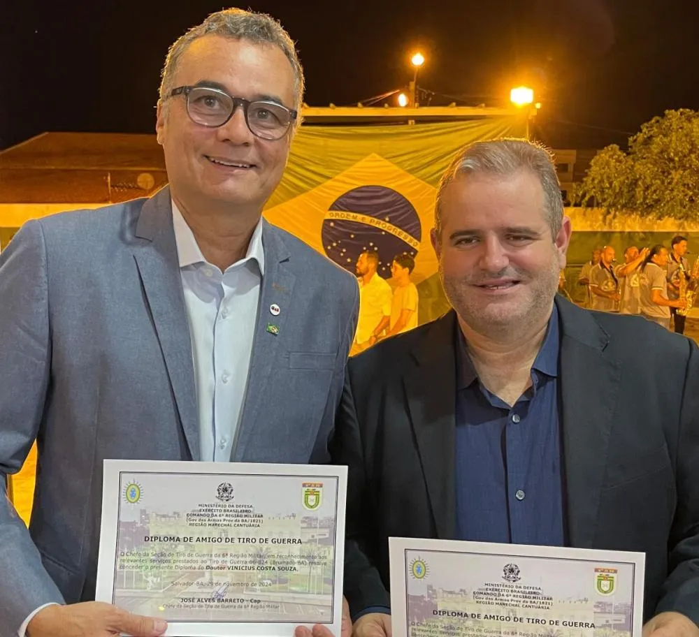 Advogado Vinícius Costa e médico Álvaro Neto recebem homenagem do Tiro de Guerra de Brumado