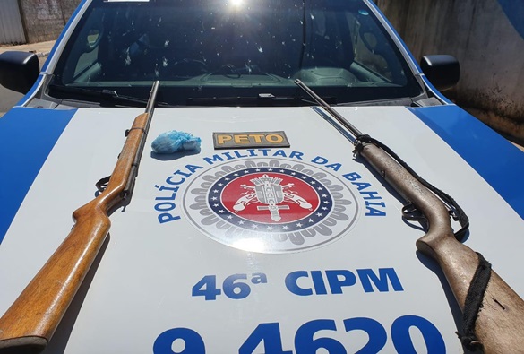 Polícia dá voz de prisão a homem por porte irregular de arma de fogo em feira livre