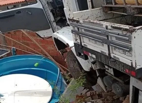 Caminhão fica pendurado após arrancada brusca em Guanambi